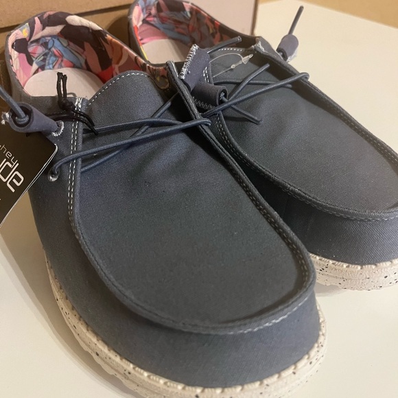 Hey Dude Women’s Casual Shoes Size 10 - Picture 2 of 7